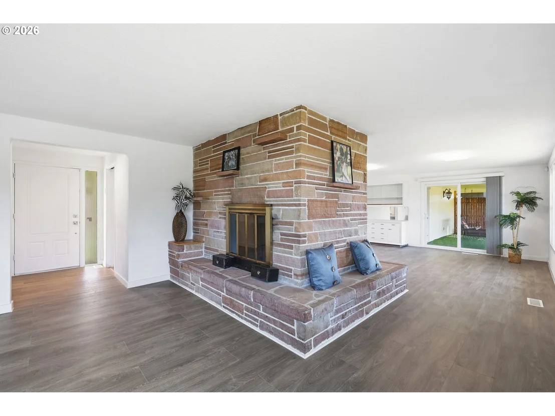 Photo of 682 SUNSET DR