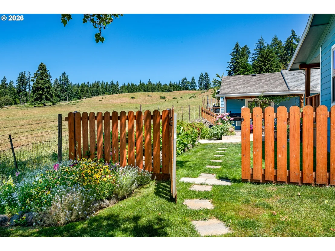 Photo of 384 EDGEVIEW DR