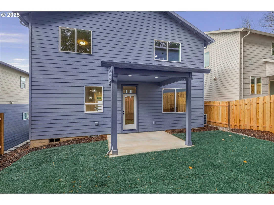 Photo of 284 NW MAWRCREST AVE