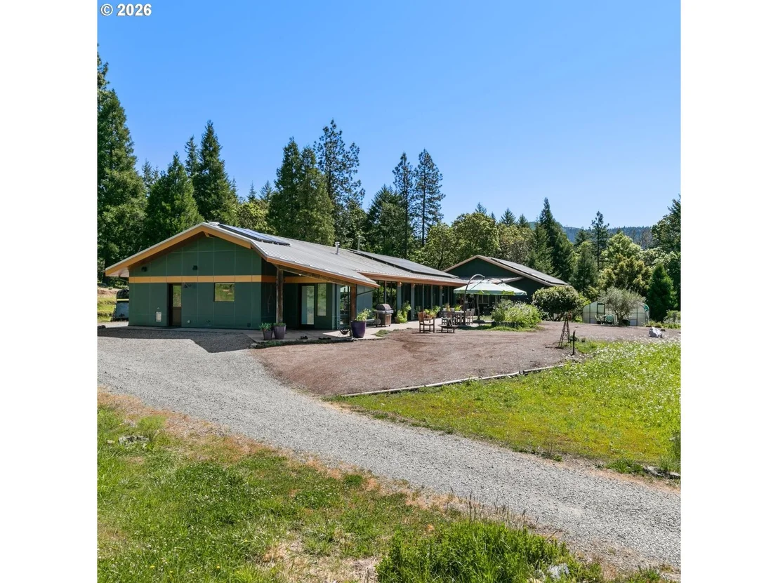 Photo of 1104 1106 Upper Cow Creek RD