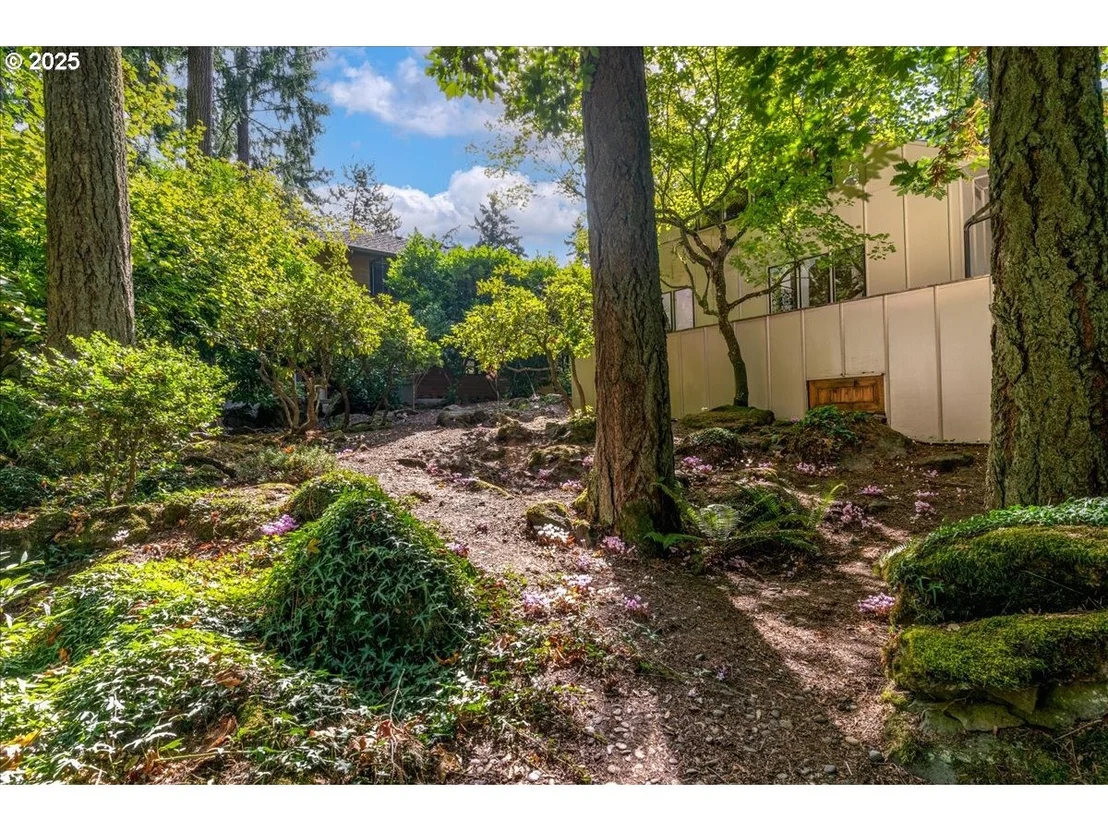 Photo of 589 RIDGEWAY RD