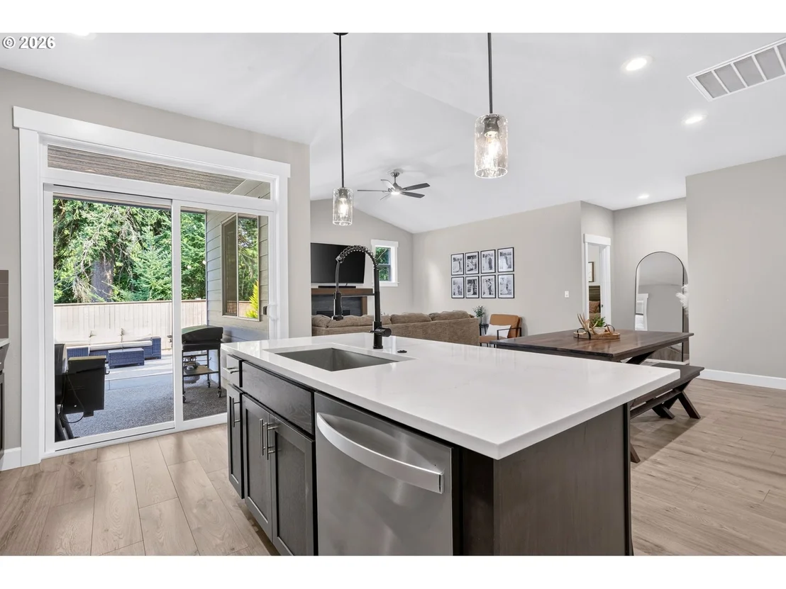 Photo of 1094 NE REGAN HILL LOOP