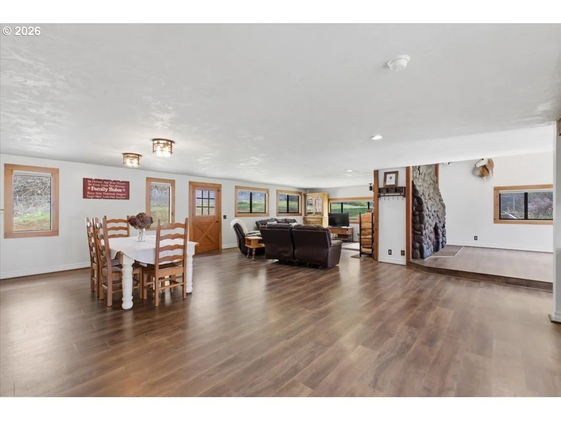 Photo of 40875 PEOPLES DR