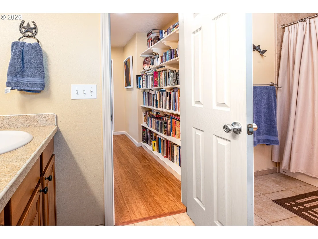 Photo of 384 EDGEVIEW DR