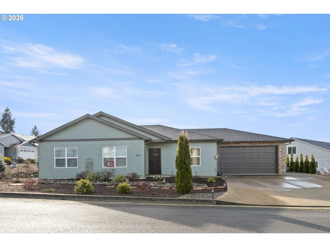 Photo of 582 FAIRWAY ESTATES DR