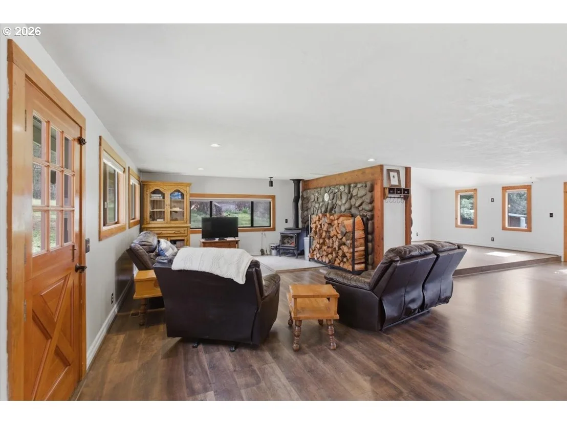 Photo of 40875 PEOPLES DR
