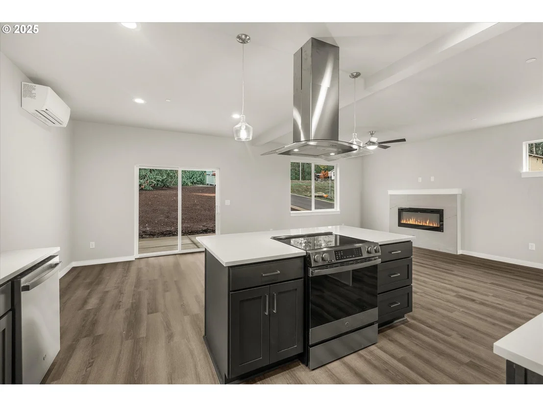 Photo of 185 NW Mawrcrest AVE