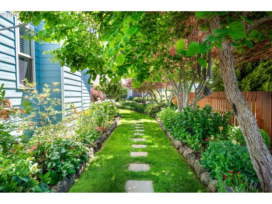 Photo of 384 EDGEVIEW DR