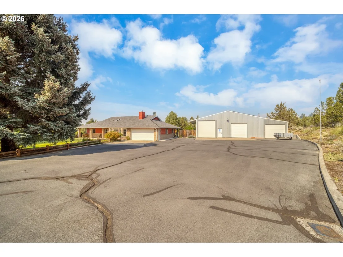 Photo of 200 SE CRESTVIEW LN