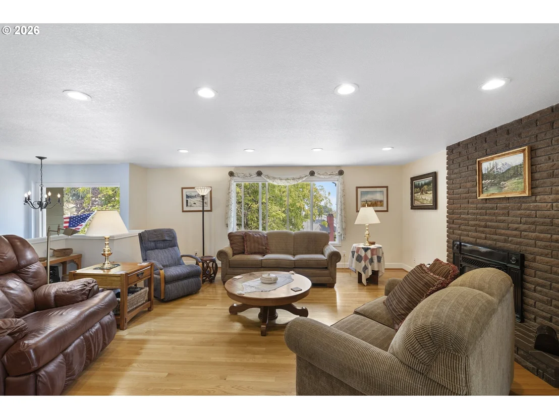 Photo of 192 NW CANYON DR