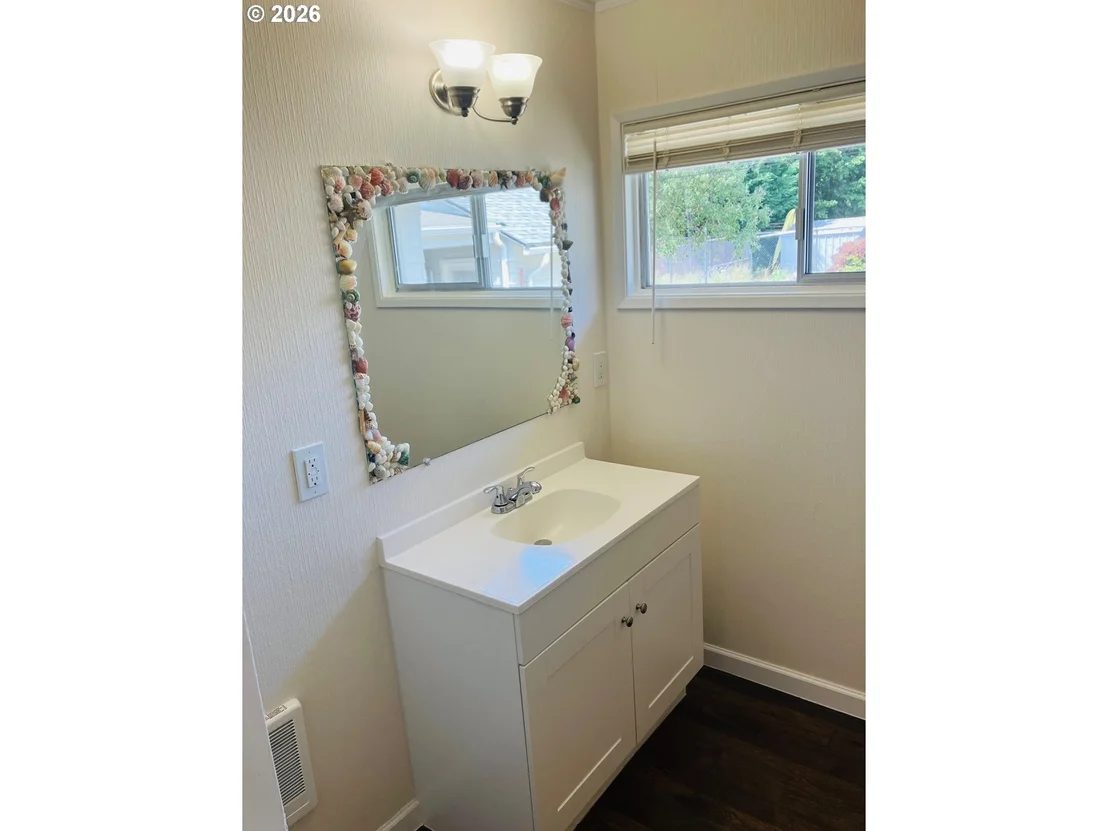 Photo of 152 W C ST