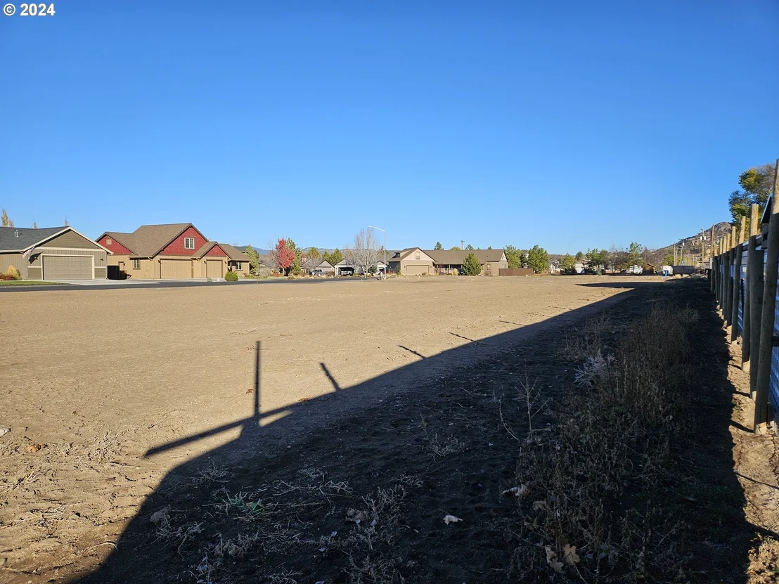 Photo of 240 NW SADDLE RIDGE LOOP