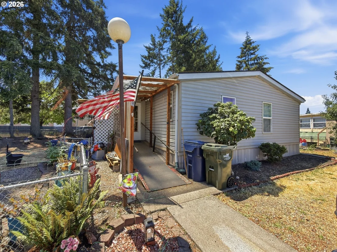 Photo of Unit 39 at 2145 31ST ST