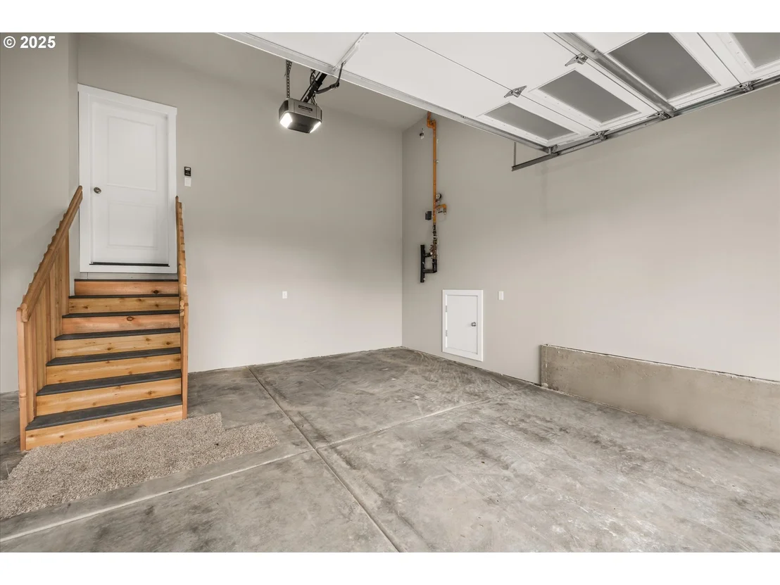 Photo of 185 NW Mawrcrest AVE