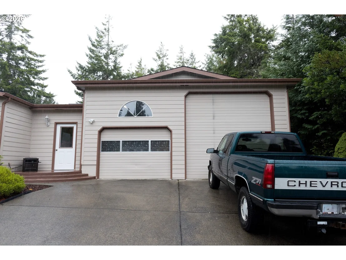 Photo of 327 SOUTHRIDGE DR