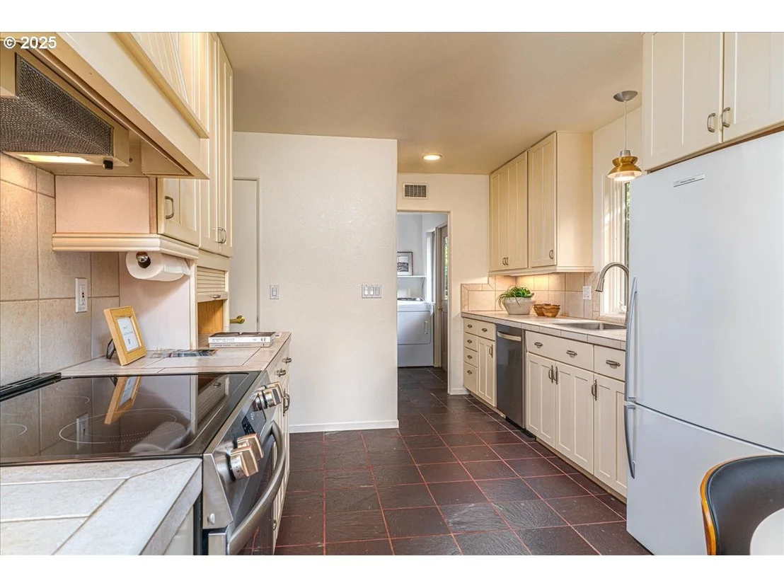 Photo of 589 RIDGEWAY RD