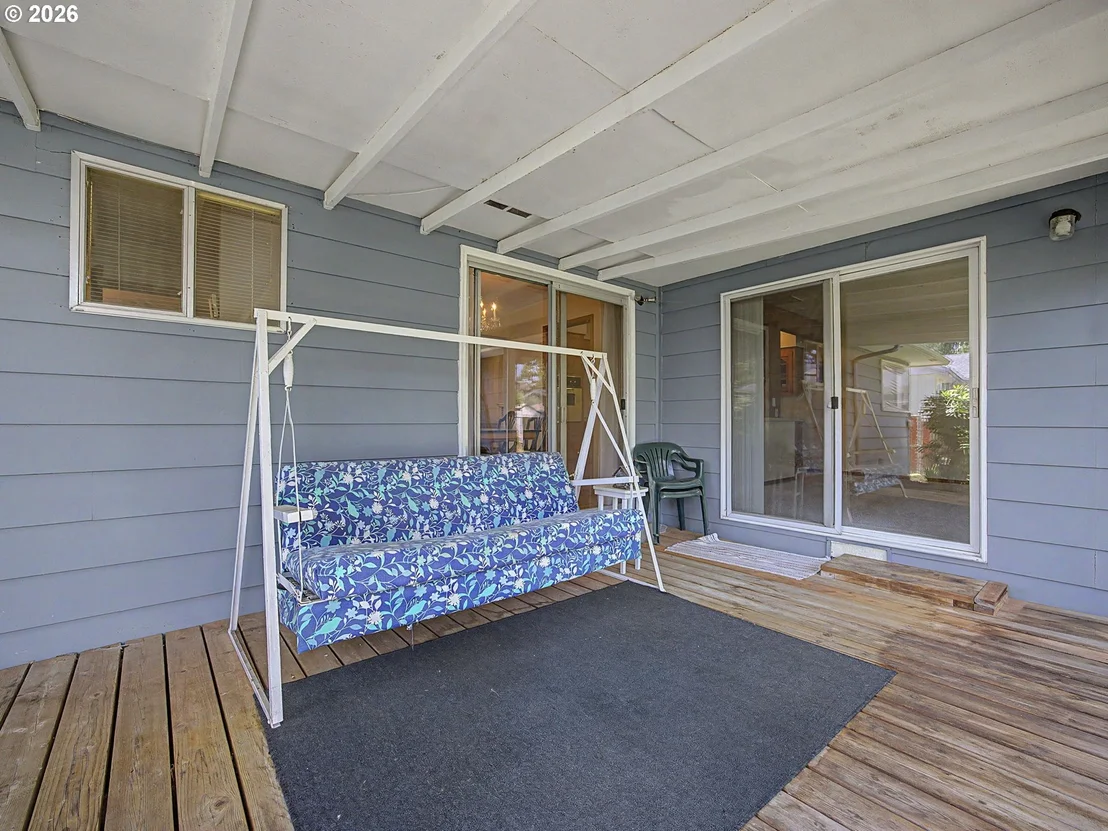 Photo of 250 SE JUNIPER AVE