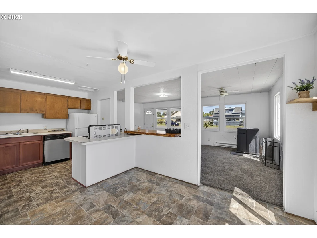 Photo of 1025 N LAKE RD