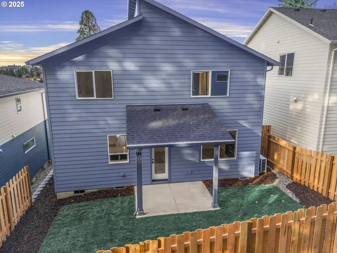 Photo of 284 NW MAWRCREST AVE