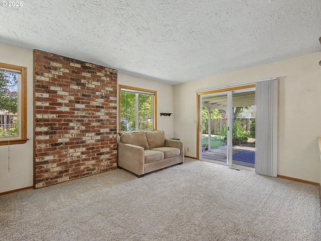 Photo of 250 SE JUNIPER AVE