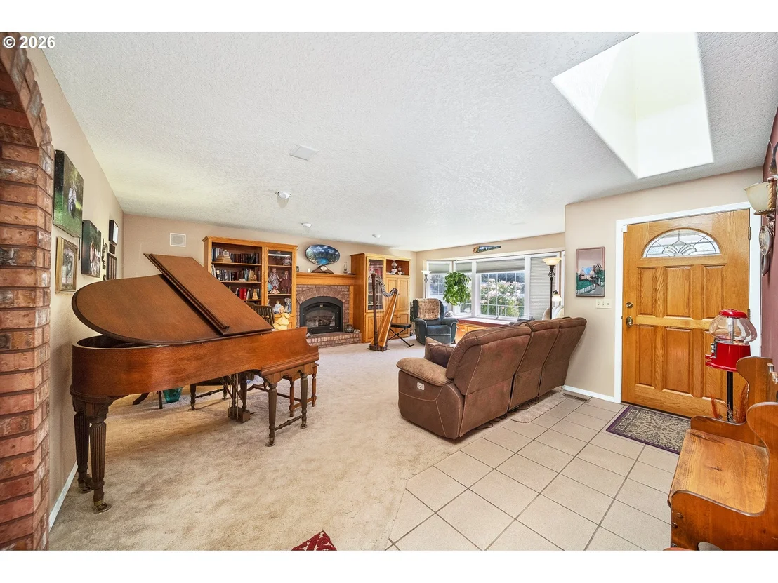 Photo of 200 SE CRESTVIEW LN