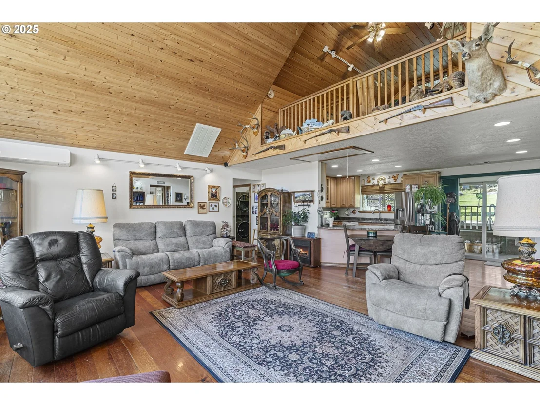 Photo of 889 H AVE