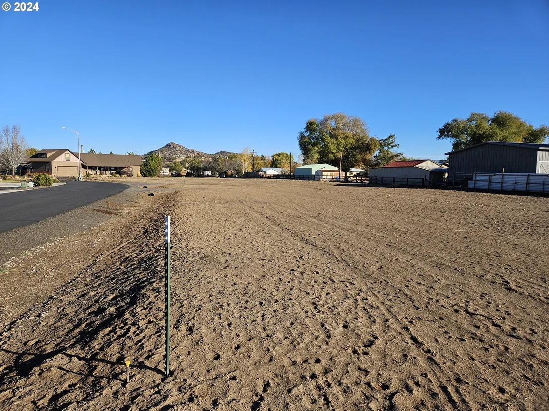 Photo of 240 NW SADDLE RIDGE LOOP