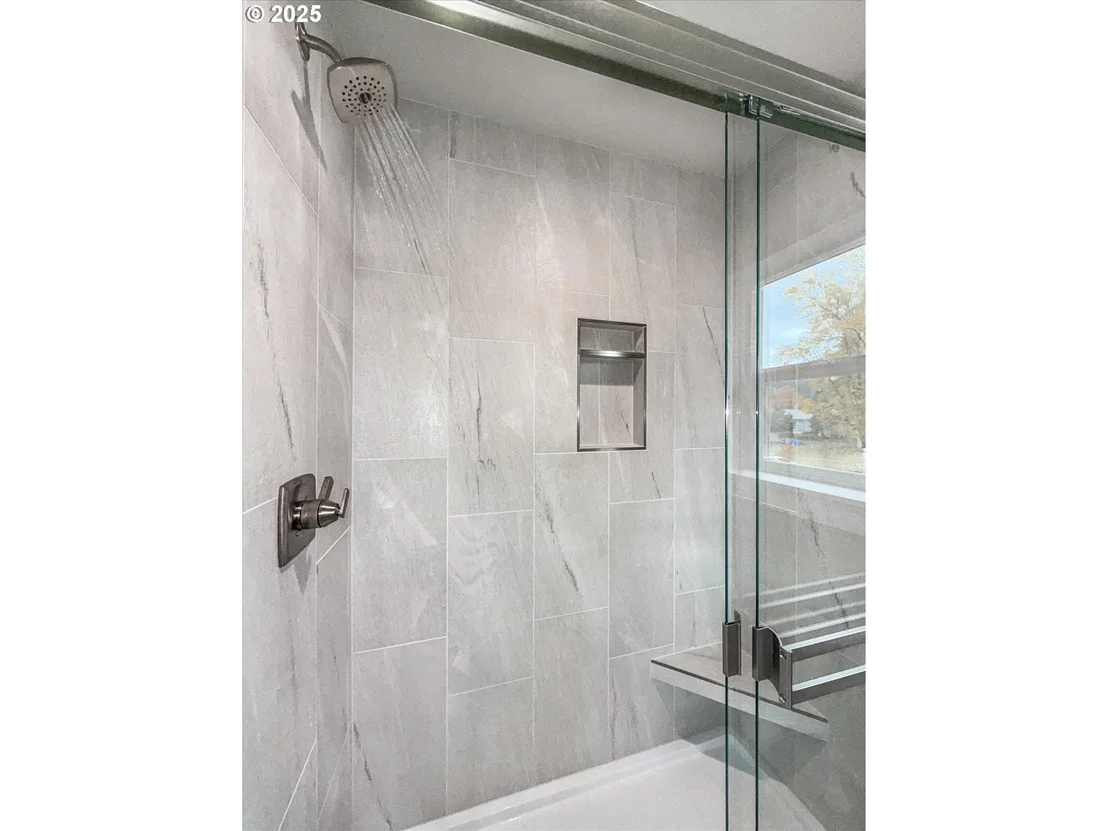 Photo of 185 NW Mawrcrest AVE