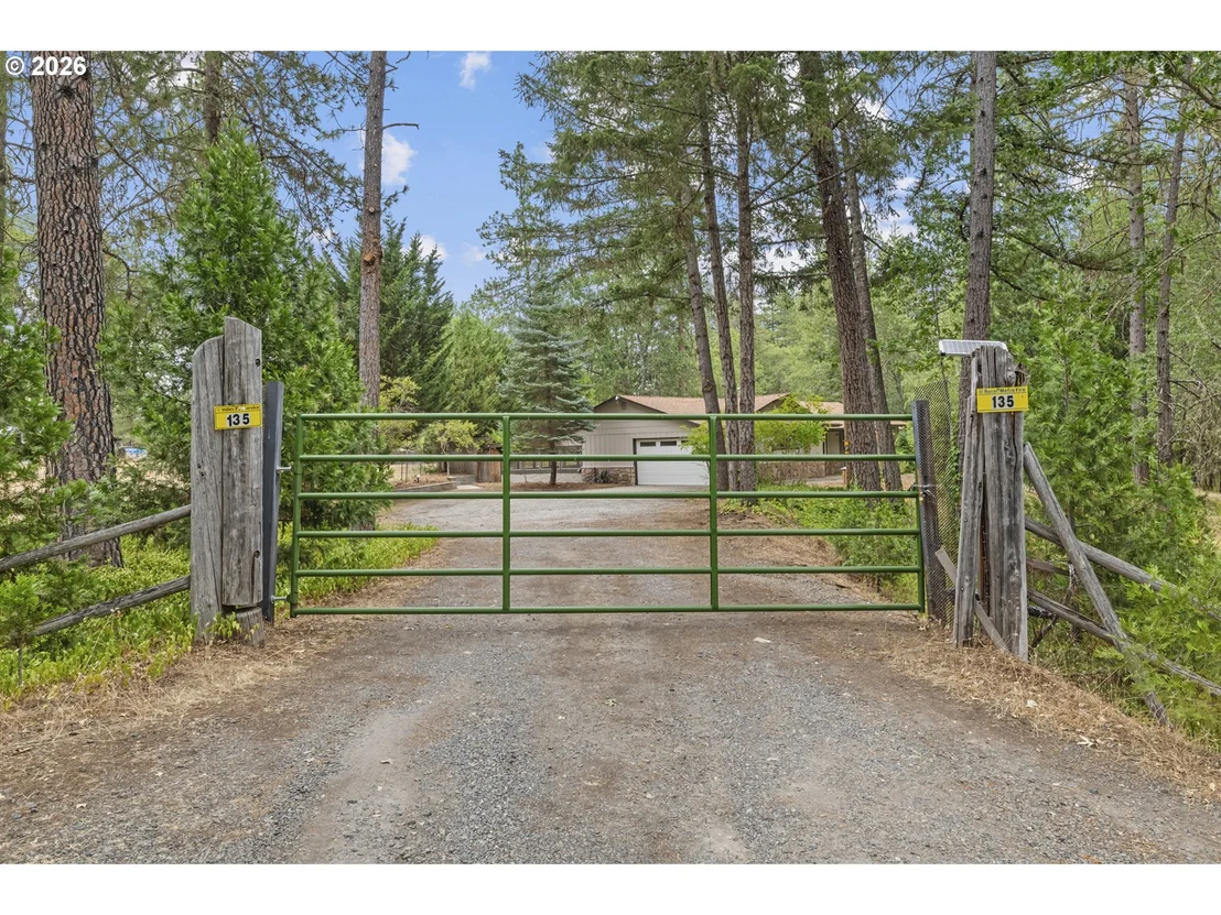 Photo of 135 ROLLING HILLS DR