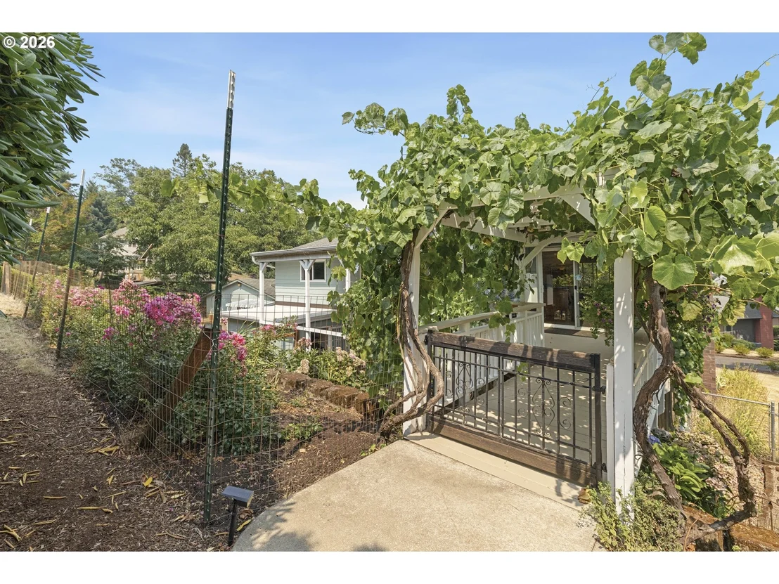 Photo of 192 NW CANYON DR