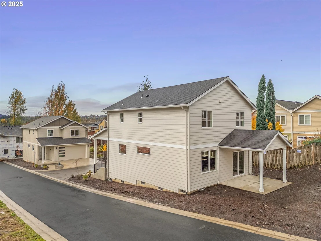 Photo of 185 NW Mawrcrest AVE