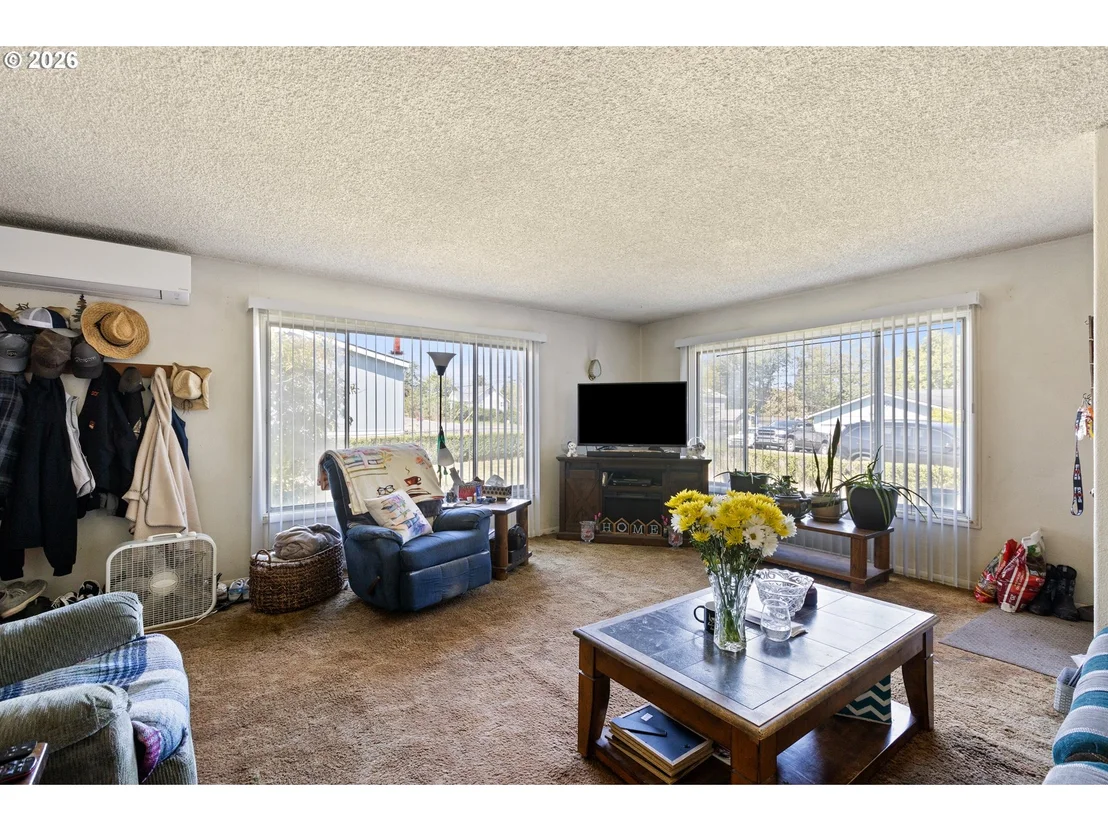 Photo of 311 SE GRAPE AVE
