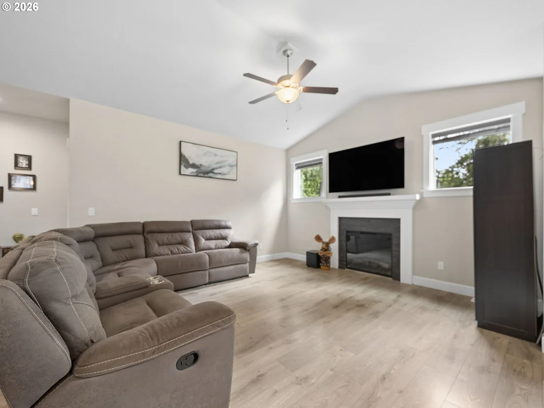 Photo of 1090 NE REGAN HILL LOOP