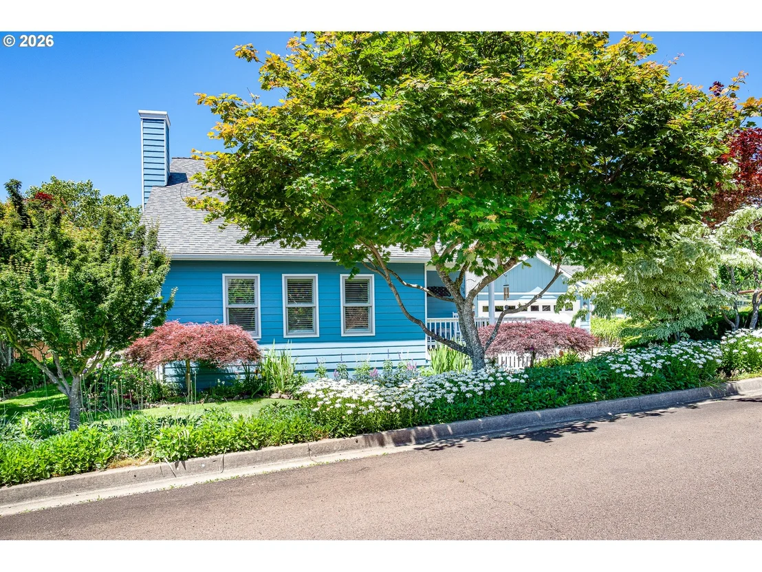 Photo of 384 EDGEVIEW DR
