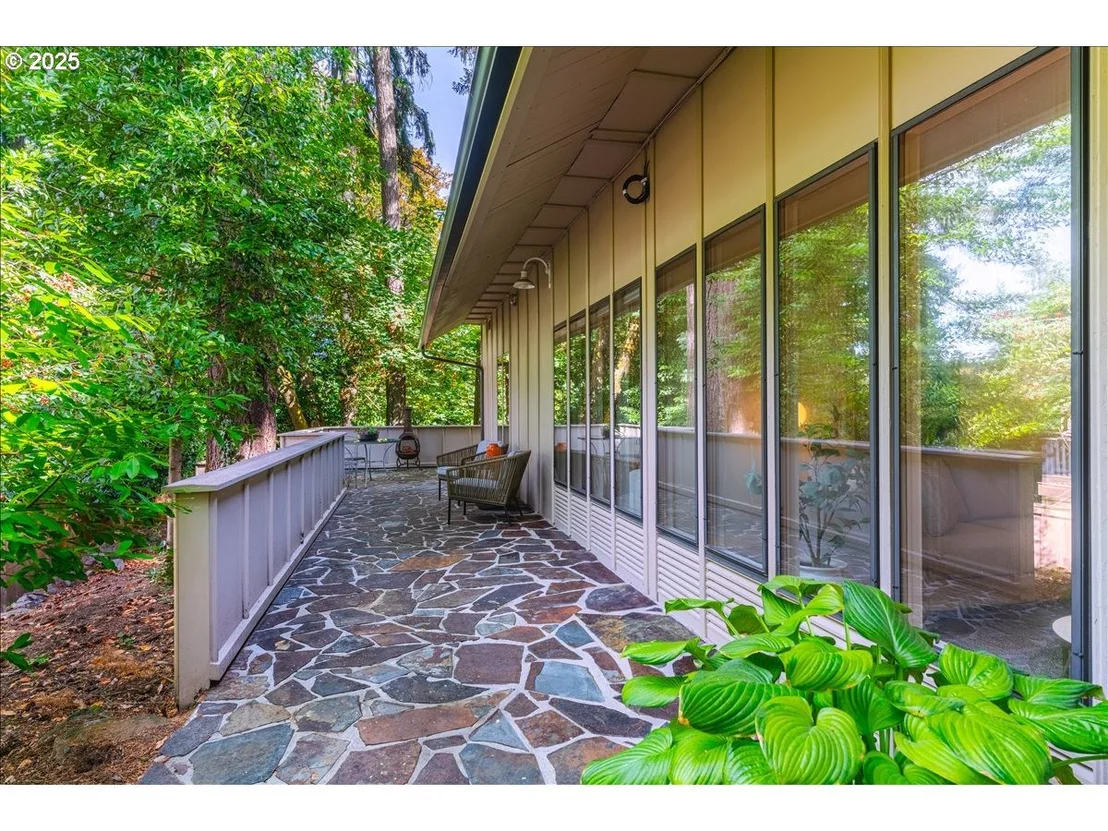 Photo of 589 RIDGEWAY RD
