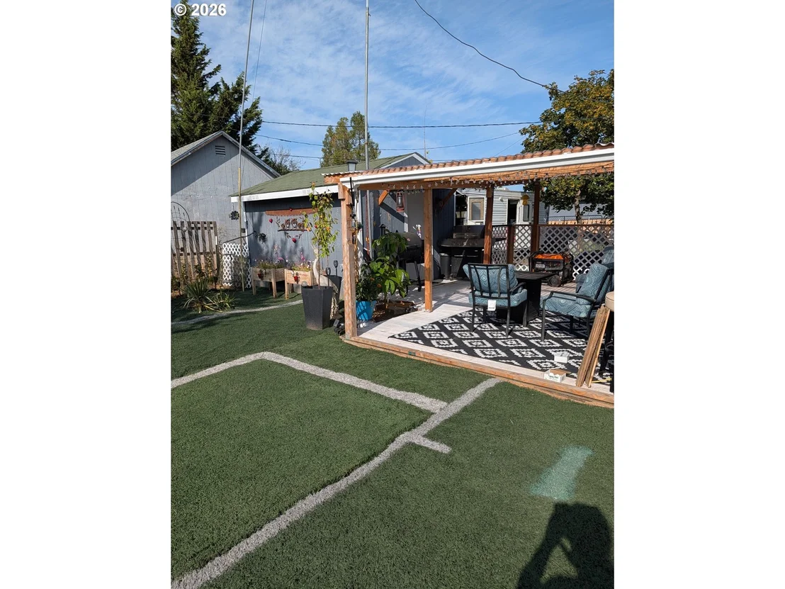 Photo of 591 NW DOUGLAS BLVD