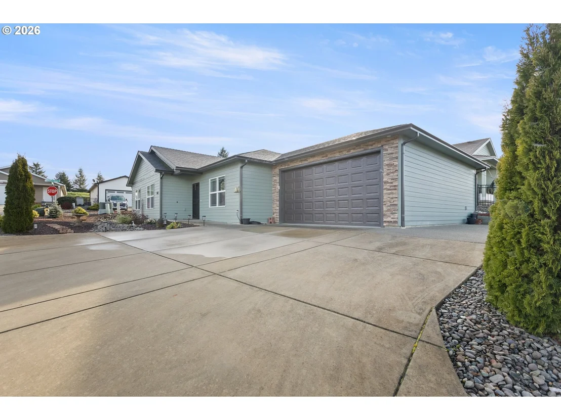Photo of 582 FAIRWAY ESTATES DR