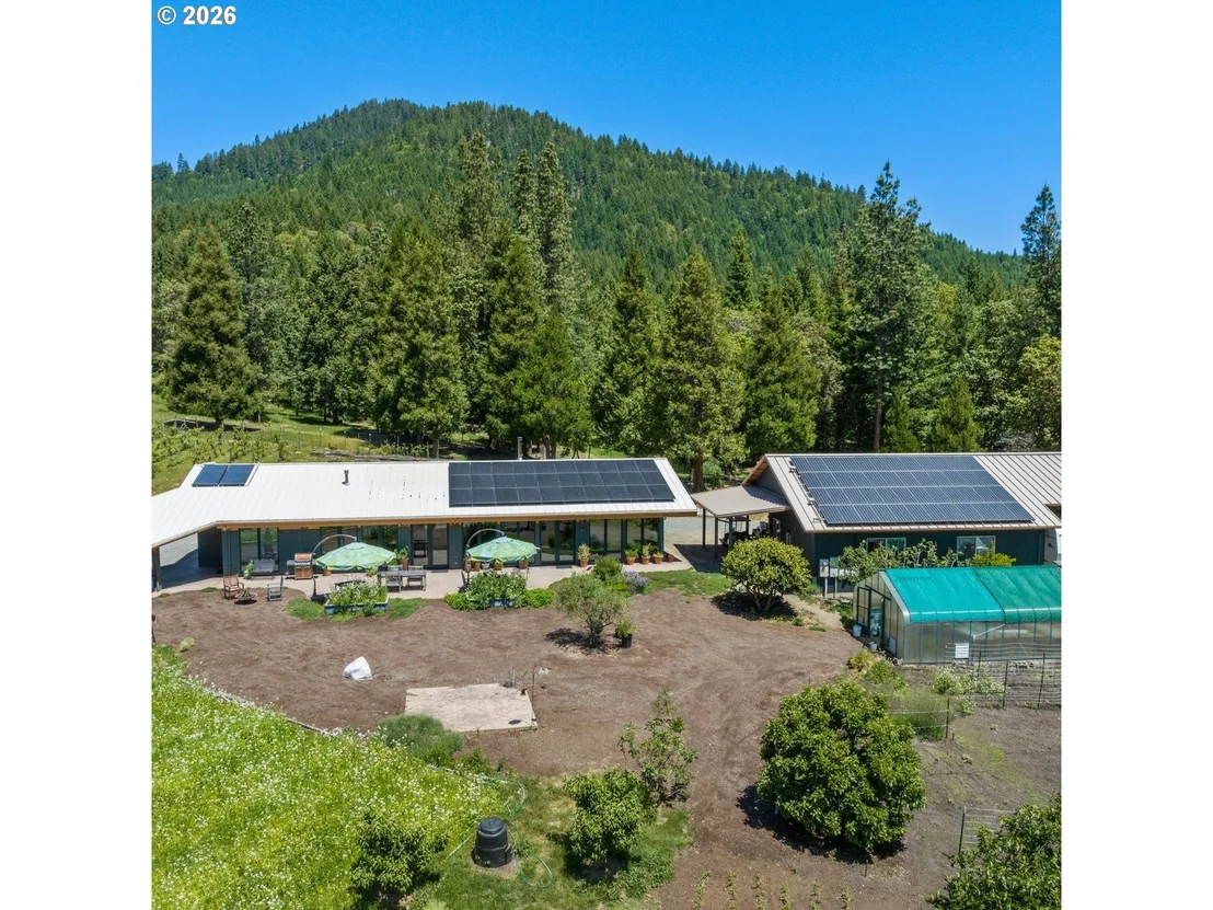 Photo of 1104 1106 Upper Cow Creek RD