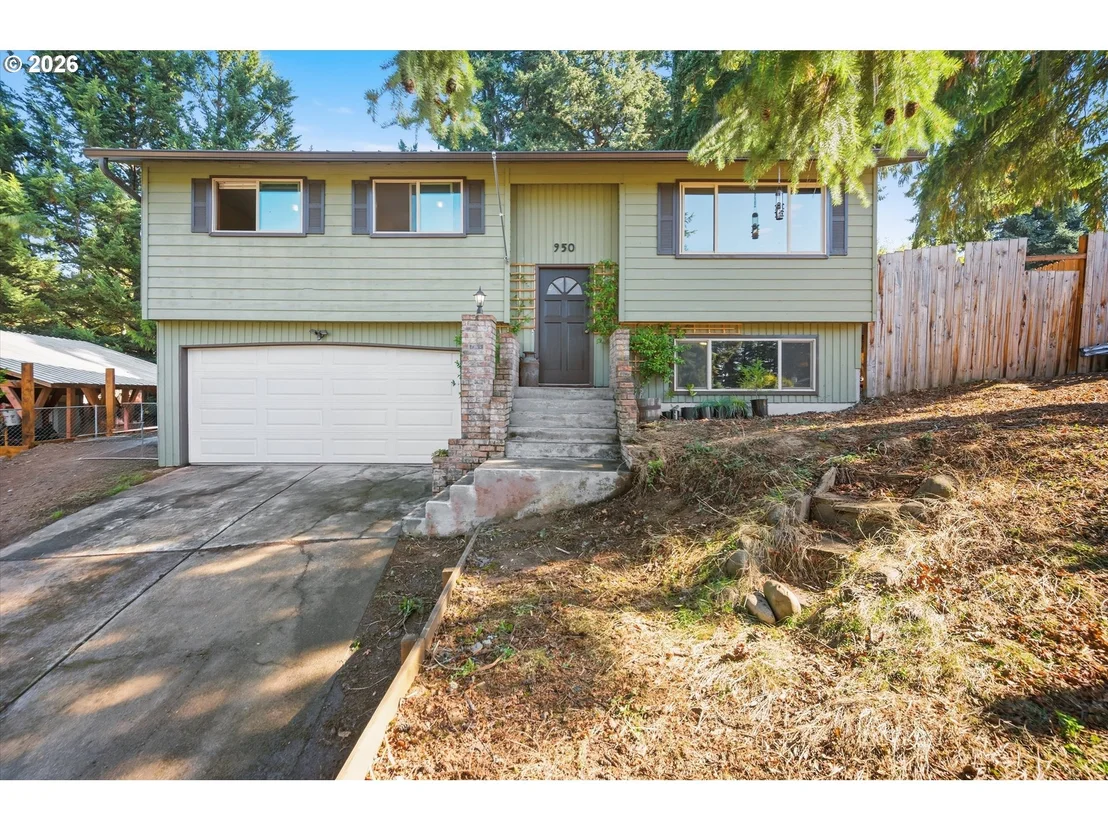 Photo of 950 NE EDGEHILL DR