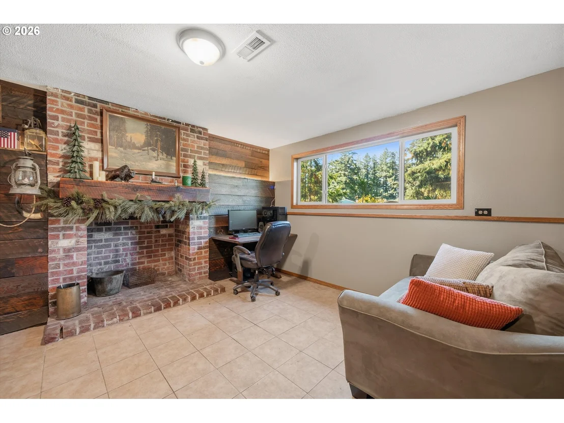 Photo of 950 NE EDGEHILL DR