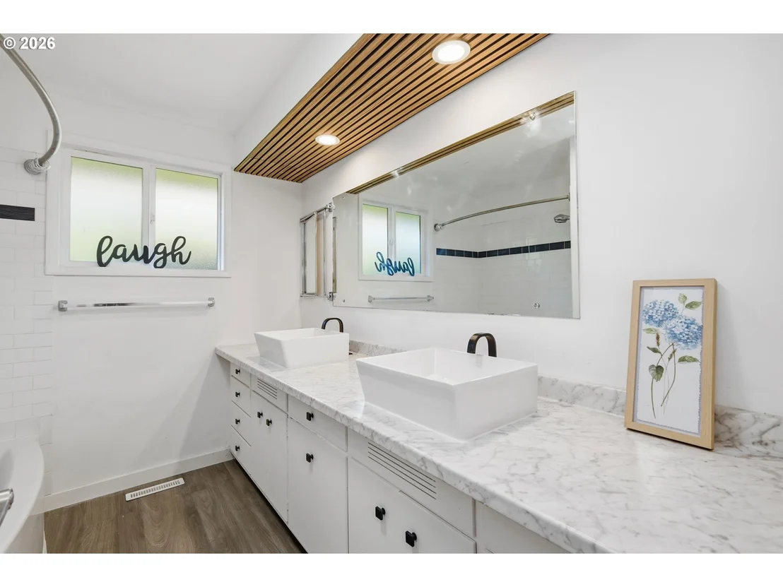 Photo of 682 SUNSET DR
