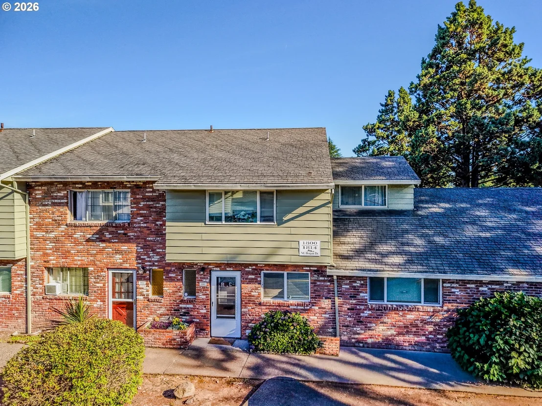 Photo of 1802 NE HOGAN DR