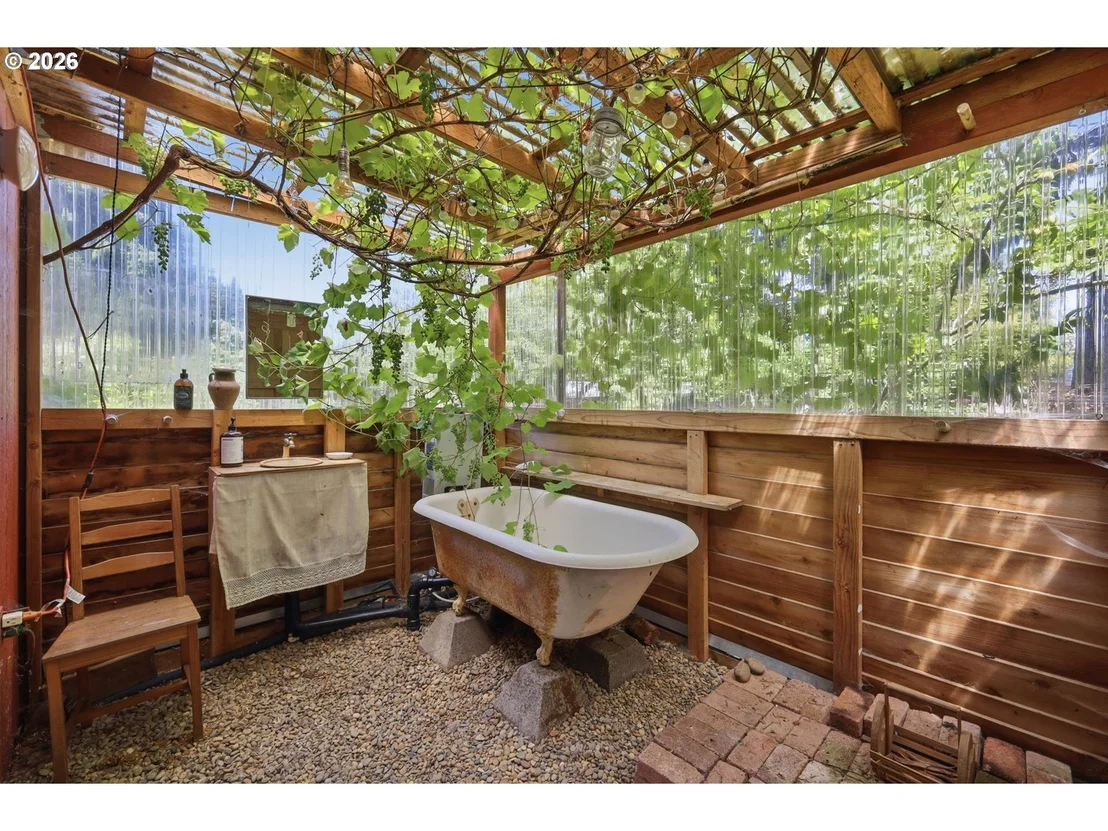 Photo of 605 KOURT DR
