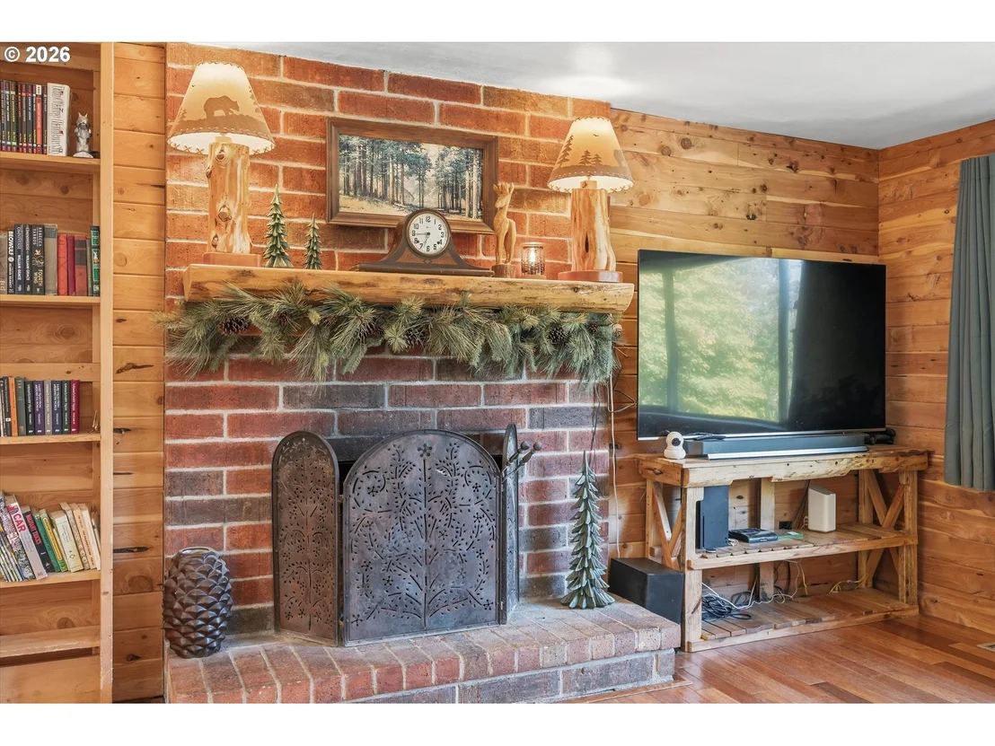 Photo of 950 NE EDGEHILL DR