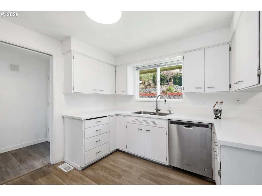 Photo of 682 SUNSET DR