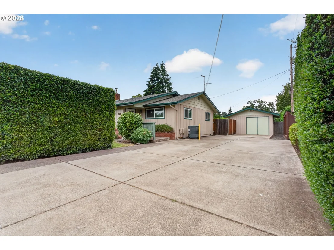 Photo of 447 MAXWELL RD