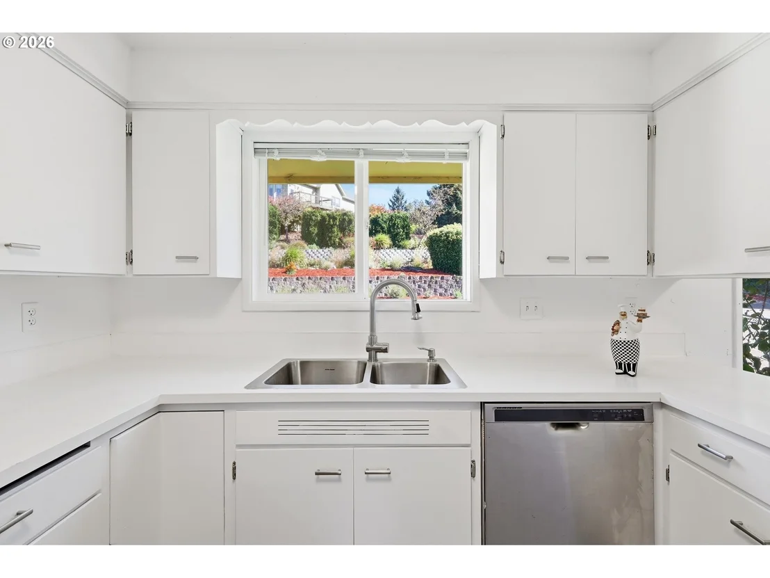 Photo of 682 SUNSET DR