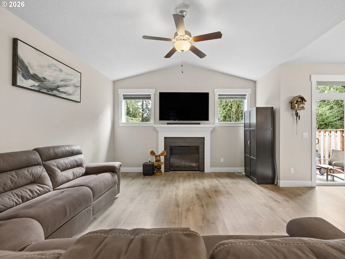 Photo of 1090 NE REGAN HILL LOOP