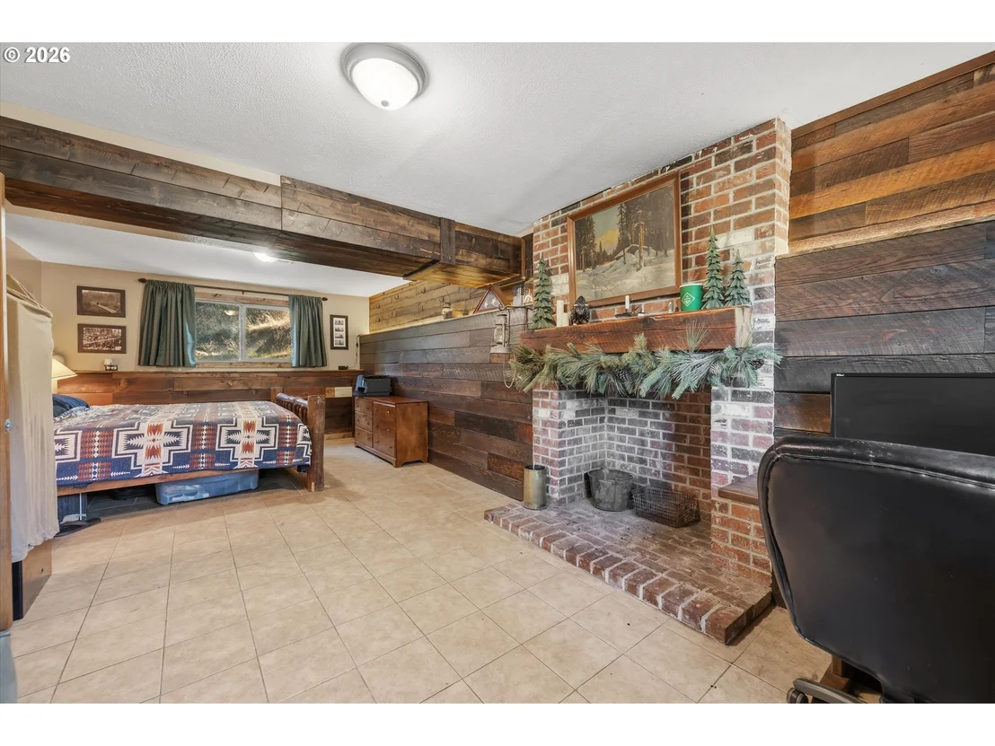 Photo of 950 NE EDGEHILL DR
