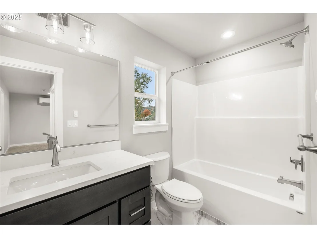 Photo of 185 NW Mawrcrest AVE
